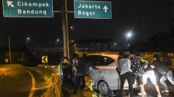 Hindari Penyekatan, Pemudik Nekat Terobos Pembatas Jalan Tol Jakarta-Cikampek