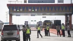 Pintu Masuk dan Keluar Tol Keramasan Sumsel Dijaga Ketat Polisi<