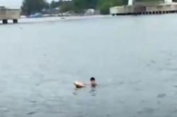 Video Viral Pemuda Melompat dari Kapal Saat Berlayar