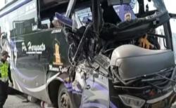Detik-Detik Bus Tabrak Truk di Pintu Tol Kalikangkung Semarang  akibat Rem Blong