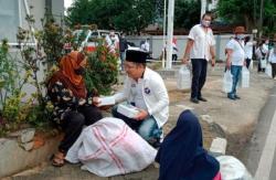 Kebahagiaan Pemulung dan Pengguna Jalan di Jambi Merasakan Nasi Kotak Perindo 