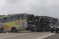 Video Bus Tabrak Bus di Tol Cipali, Sopir dan Kernet Tewas