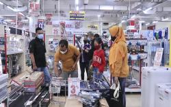 Rayakan Kemenangan Idul Fitri Bersama Qhomemart Bagikan Handphone Gratis<