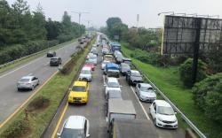 Gerbang Tol Pasteur Hanya Buka 4 Gardu, Ratusan Kendaraan Terjebak Antrean Panjang<