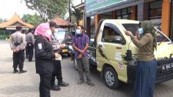 Petugas Putar Balik Kendaraan Pemudik di Rest Area Tongas dan Exit Tol Muneng