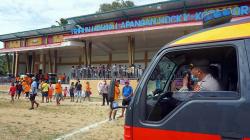 Polisi Bubarkan Kerumunan Penonton Sepak Bola di Sorong