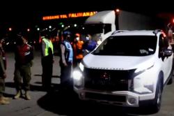 Video 892 Pemudik Diputar Balik di Gerbang Tol Cipali