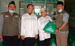 NU Care-LAZISNU dan Tokopedia Salam Salurkan Sembako untuk Santri Tunanetra
