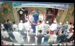 Viral Imam Masjid Dipukul saat Pimpin Salat, Reaksi Jemaah Tak Diduga