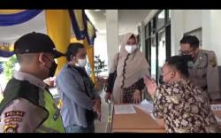 Dilarang Mudik, Perempuan Ini Nangis di Stasiun Kertapati Palembang <