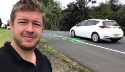 Pria Ini Gambar Alat Kelamin Laki-Laki di Setiap Jalan yang Rusak