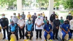 Ratusan Buruh Pelabuhan dan Porter Bandara Djalaludin Terima Bantuan Pangan Subsidi
