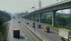 Hari Kedua Larangan Mudik, Lalu Lintas di Tol Cikampek Karawang Lengang <