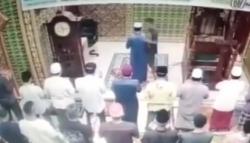 Viral, Pria Ngamuk dan Aniaya Imam Masjid yang Sedang Salat Subuh Berjamaah