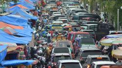 Mencari Kebutuhan Lebaran, Warga Padang Padati Pasar Raya
