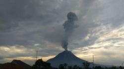 Gunung Sinabung Erupsi, Semburkan Abu Vulkanis Sejauh 3,5 Km<