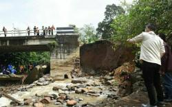 Hujan Deras, Akses Antarkecamatan di Pagaralam Ambles<