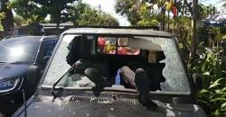 Video Seorang Pemuda di Bali Tabrakan Diri ke Mobil