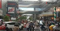 Video Pengunjung Pusat Perbelanjaan Kepatihan Bandung Membeludak