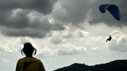 Bermain Paralayang Sambil Menikmati Pemandangan Puncak Bollangi 