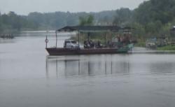 Video Mobil Naik Perahu di Jombang Hindari Pos Penyekatan