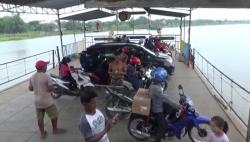 Hindari Penyekatan, Pemudik Manfaatkan Perahu Penyeberangan di Sungai Brantas 