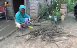 Kisah Nenek Sri Murtini Meraut Lidi untuk Hidupi 8 Cucu 