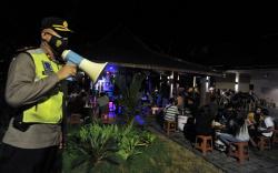 Polisi Bubarkan Pengunjung Kawasan Wisata Legian Bali