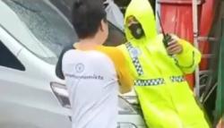 Viral, Pengemudi Alphard Tabrak Polisi, Netizen: Kenapa Sih Orang Kaya Selalu Arogan? 
