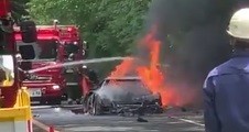 Ferrari Langka yang Dikendarai Suami Istri Terbakar di Jalan Tol<