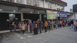 Warga Pekalongan Rela Antre Panjang untuk Belanja Kebutuhan Lebaran