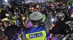 Ribuan Pemudik Motor Lawan Arah Hindari Posko Penyekatan di Bekasi