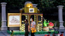 Miniatur Masjid dari Botol Plastik Hiasi Trotoar Jalan Sudirman