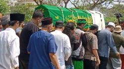 Doa Para Sahabat Iringi Jenazah Sapri Pantun ke TPU Ulujami