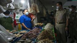 Gubernur Anies Baswedan Cek Harga Sembako di Pasar Mayestik