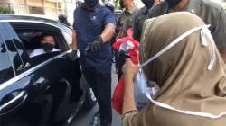 Presiden Jokowi Mendadak Keluar dari Istana Merdeka Sambil Bagikan Sembako