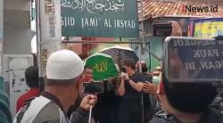 Video Billy Syahputra Ikut Angkat Keranda Jenazah Sapri Pantun ke Pemakaman