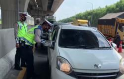 Video Pemudik Masih Padati Tol Jakarta - Cikampek  H-1 Lebaran