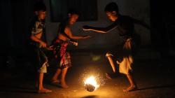 Tradisi Bermain Bola Api pada Malam Terakhir Ramadan