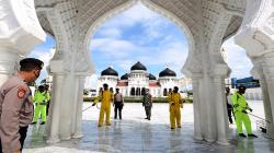 Masjid Raya Baiturrahman Aceh Disemprot Cairan Disinfektan
