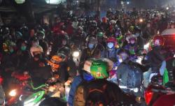 Ribuan Pemotor Gagal Mudik setelah Diputar Balik dari Bekasi dan Subang