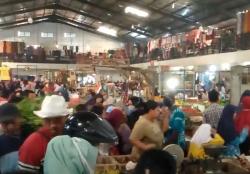 Video Pasar Tradisional Ramai saat Lebarang H-1 Lebaran, Daya Beli Turun