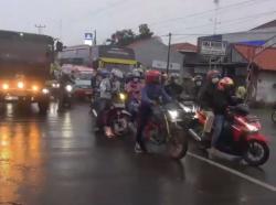 Video Ratusan Pemudik di Tegal Lolos Penyekatan Dibantu Warga Lewat Jalur Tikus