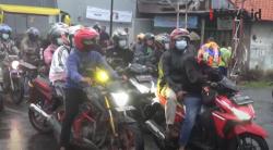 Video Pemudik Motor Lolos Dibantu Warga Lewati Jalur Tikus