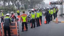 Video Pemudik Motor di Cirebon Diputar Balik Petugas