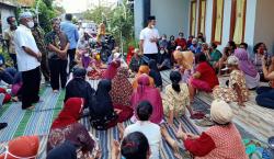 Bahagianya Para Janda Tua Dapat Bantuan Sembako Jelang Lebaran<