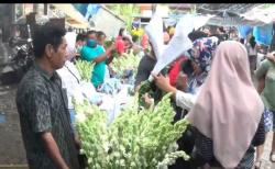 Ratusan Warga Kendal Berburu Bunga Hias tanpa Pakai Masker dan Tak Jaga Jarak