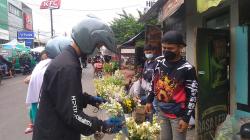 Jelang Hari Raya Idul Fitri, Pedagang Bunga di Bandung Banjir Pembeli