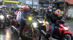 Diarahkan Warga lewat Jalan Tikus, Ratusan Pemudik Motor Melenggang di Pantura Brebes-Tegal