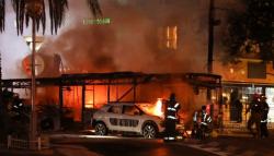 Mobil-Mobil di Israel Hangus Terbakar setelah Dihujani Roket Pejuang Palestina<